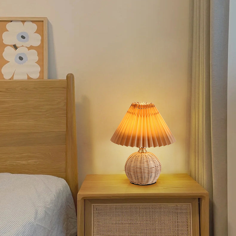 Lampe de table LED moderne Art Déco en rotin et abat-jour plissé en tissu pour chambre et salon 
