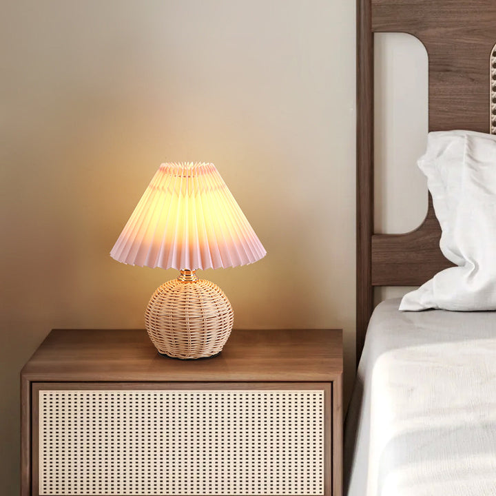 Lampe de table LED moderne Art Déco en rotin et abat-jour plissé en tissu pour chambre et salon 