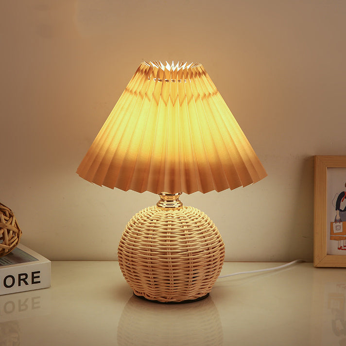 Lampe de table LED moderne Art Déco en rotin et abat-jour plissé en tissu pour chambre et salon 