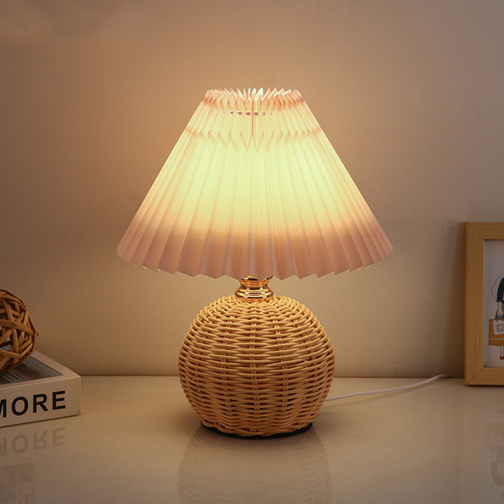 Lampe de table LED moderne Art Déco en rotin et abat-jour plissé en tissu pour chambre et salon 