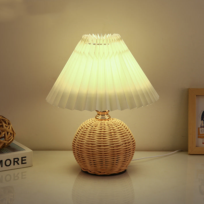 Lampe de table LED moderne Art Déco en rotin et abat-jour plissé en tissu pour chambre et salon 