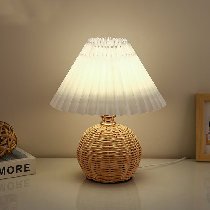 Lampe de table LED moderne Art Déco en rotin et abat-jour plissé en tissu pour chambre et salon 