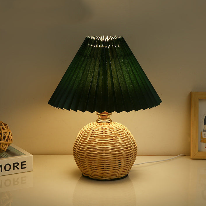 Lampe de table LED moderne Art Déco en rotin et abat-jour plissé en tissu pour chambre et salon 