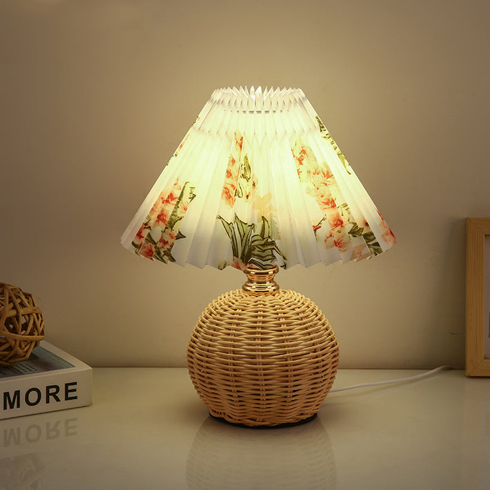 Lampe de table LED moderne Art Déco en rotin et abat-jour plissé en tissu pour chambre et salon 