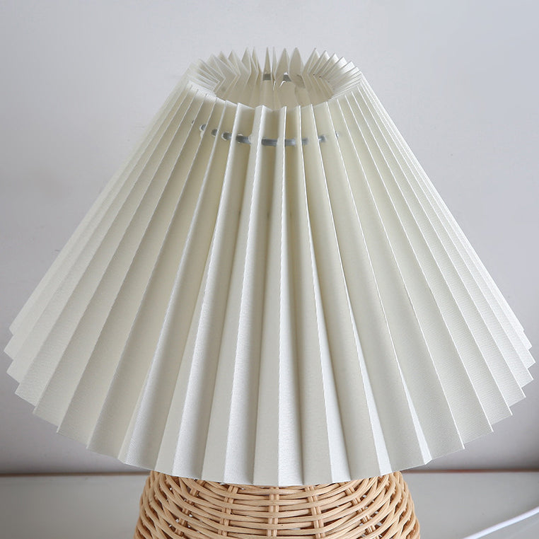 Lampe de table LED moderne Art Déco en rotin et abat-jour plissé en tissu pour chambre et salon 