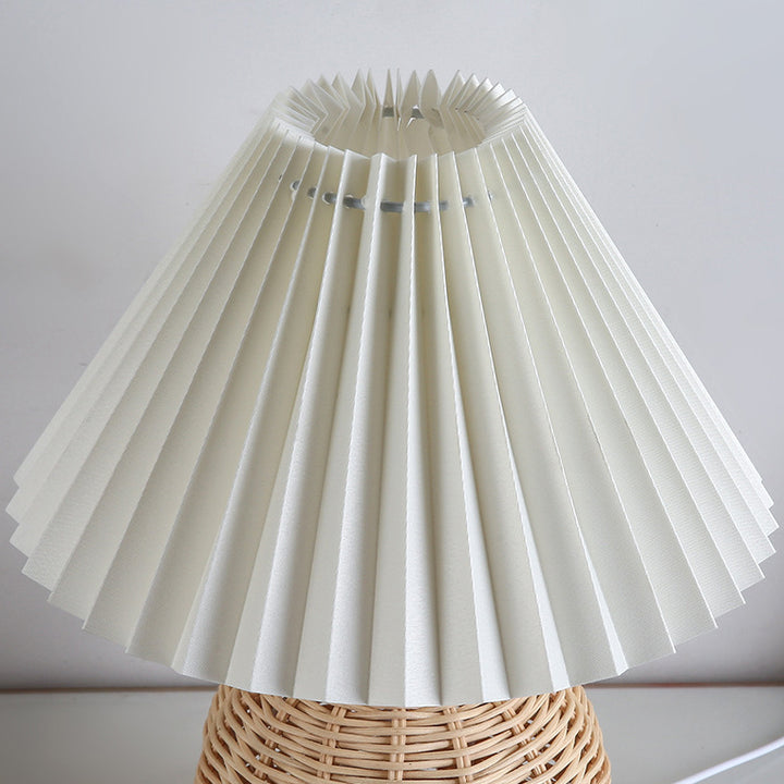Lampe de table LED moderne Art Déco en rotin et abat-jour plissé en tissu pour chambre et salon 