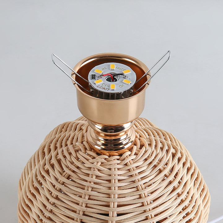 Lampe de table LED moderne Art Déco en rotin et abat-jour plissé en tissu pour chambre et salon 