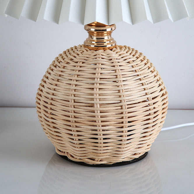 Lampe de table LED moderne Art Déco en rotin et abat-jour plissé en tissu pour chambre et salon 