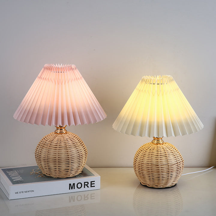 Lampe de table LED moderne Art Déco en rotin et abat-jour plissé en tissu pour chambre et salon 