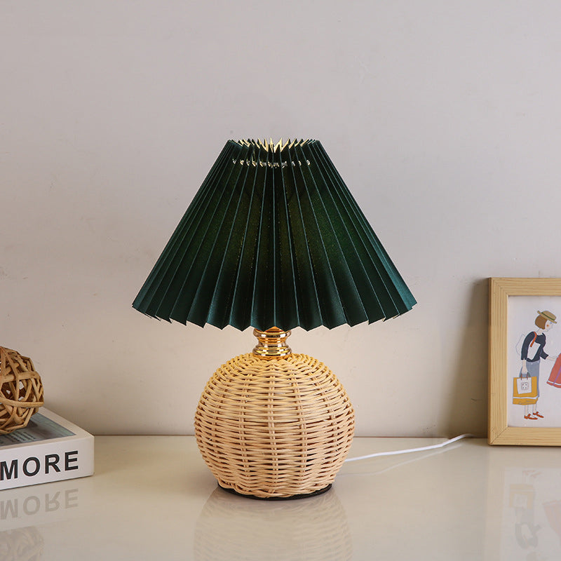 Lampe de table LED moderne Art Déco en rotin et abat-jour plissé en tissu pour chambre et salon 