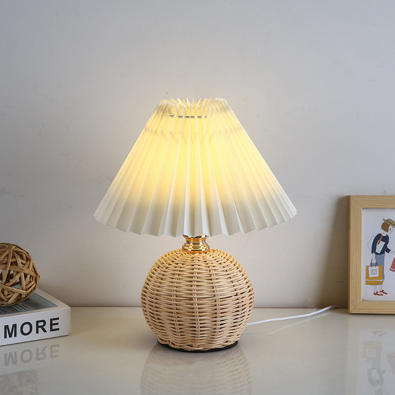 Lampe de table LED moderne Art Déco en rotin et abat-jour plissé en tissu pour chambre et salon 