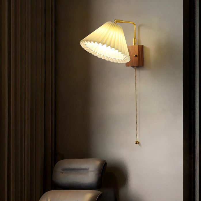 Traditional Vintage Brass &amp; Walnut Pleated Fabric Ceramic Shade 1-Light Wall Sconce Lamp For Bedroom &amp; Living Room