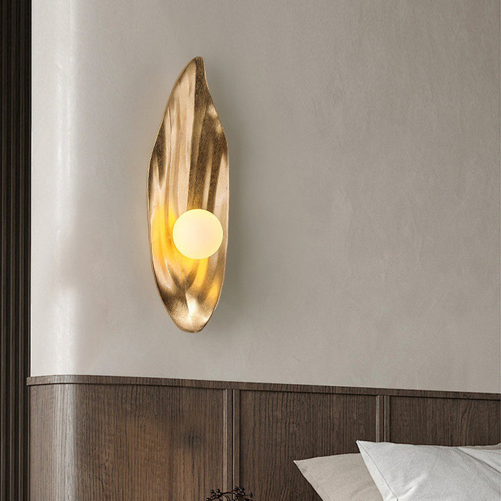 Contemporary Nordic Resin &amp; Glass Leaf-Shaped Globe 1-Light Wall Sconce Lamp For Living Room