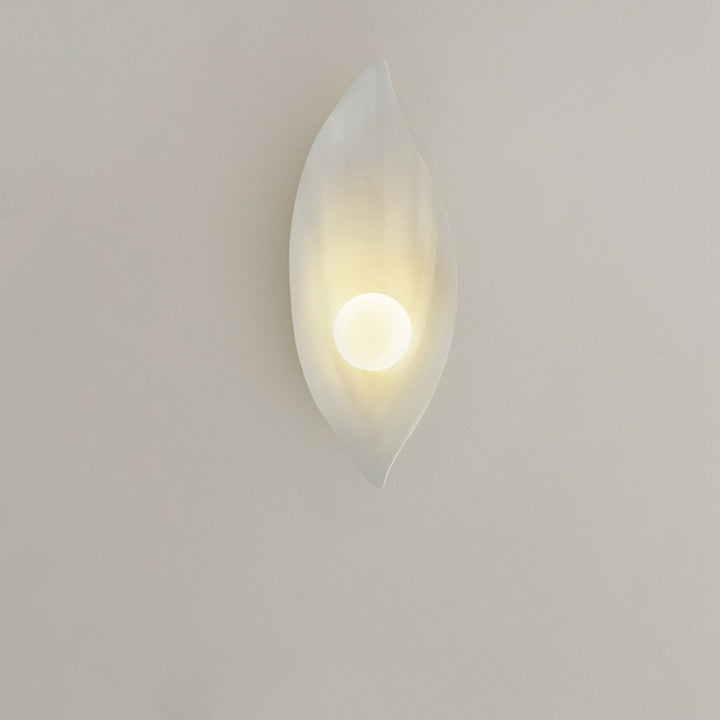 Contemporary Nordic Resin &amp; Glass Leaf-Shaped Globe 1-Light Wall Sconce Lamp For Living Room