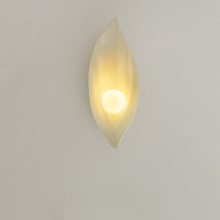 Contemporary Nordic Resin &amp; Glass Leaf-Shaped Globe 1-Light Wall Sconce Lamp For Living Room