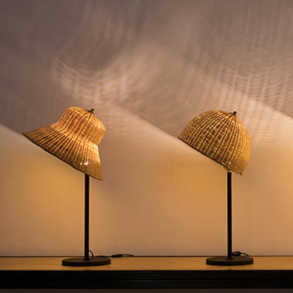 Lámpara de mesa LED con forma de sombrero de hierro y bambú Art Deco moderno para dormitorio 