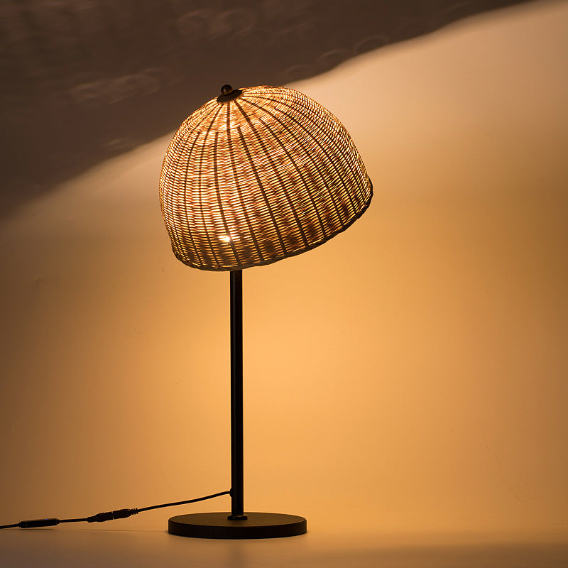 Lámpara de mesa LED con forma de sombrero de hierro y bambú Art Deco moderno para dormitorio 