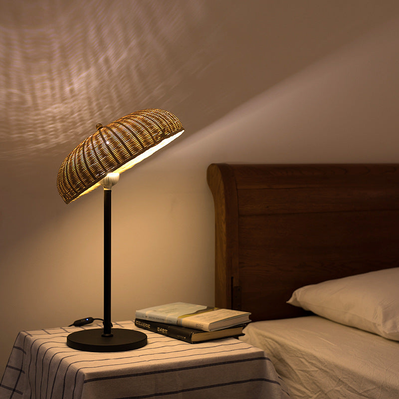 Lámpara de mesa LED con forma de sombrero de hierro y bambú Art Deco moderno para dormitorio 