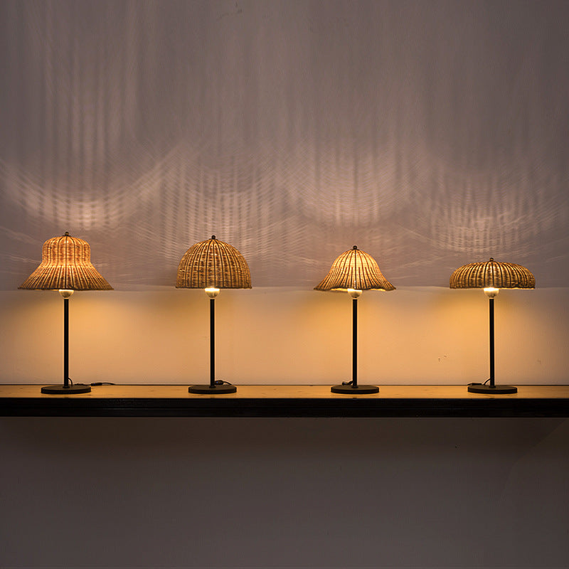 Lámpara de mesa LED con forma de sombrero de hierro y bambú Art Deco moderno para dormitorio 