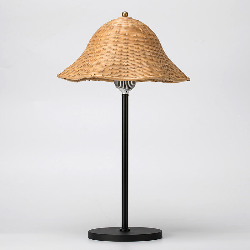 Lámpara de mesa LED con forma de sombrero de hierro y bambú Art Deco moderno para dormitorio 