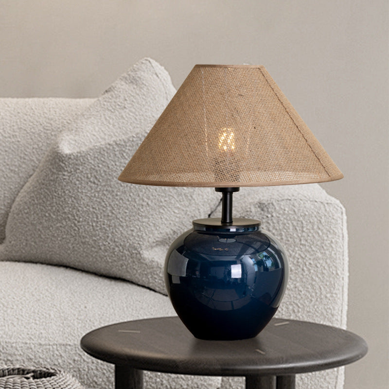 Lámpara de mesa contemporánea nórdica de cerámica y tela con forma de jarra de 1 luz para dormitorio 