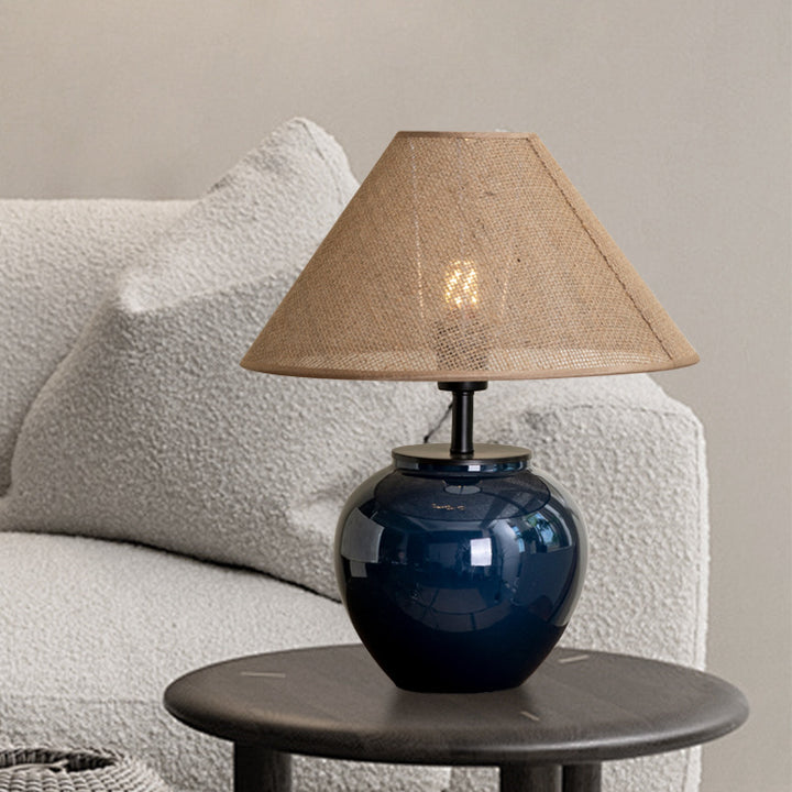 Lámpara de mesa contemporánea nórdica de cerámica y tela con forma de jarra de 1 luz para dormitorio 