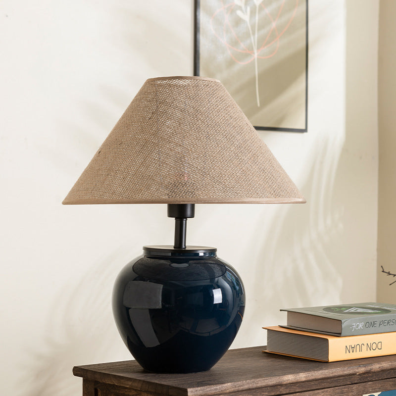 Lámpara de mesa contemporánea nórdica de cerámica y tela con forma de jarra de 1 luz para dormitorio 