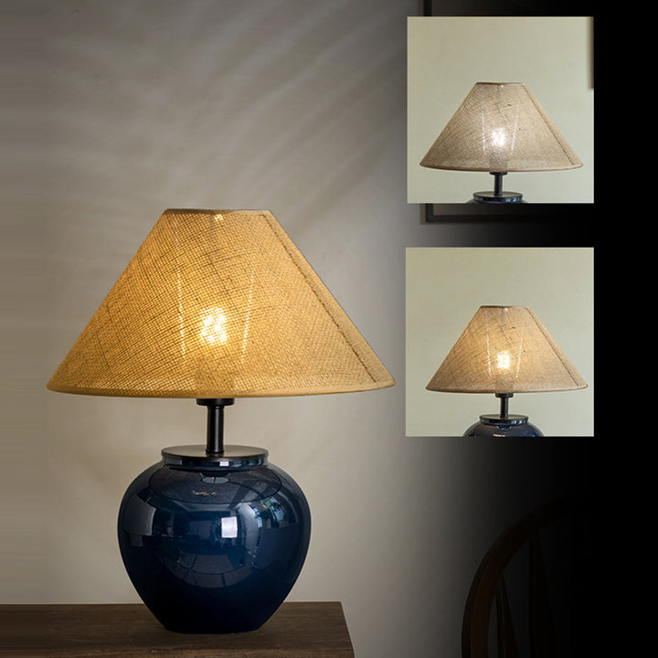 Lámpara de mesa contemporánea nórdica de cerámica y tela con forma de jarra de 1 luz para dormitorio 