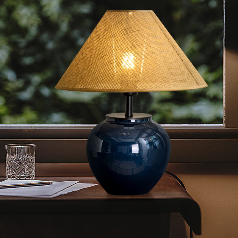 Lámpara de mesa contemporánea nórdica de cerámica y tela con forma de jarra de 1 luz para dormitorio 