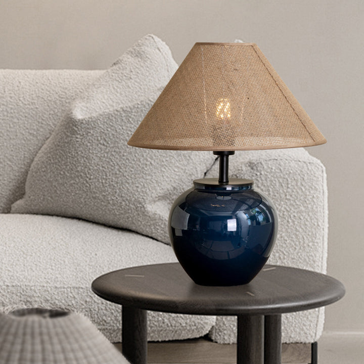 Lámpara de mesa contemporánea nórdica de cerámica y tela con forma de jarra de 1 luz para dormitorio 