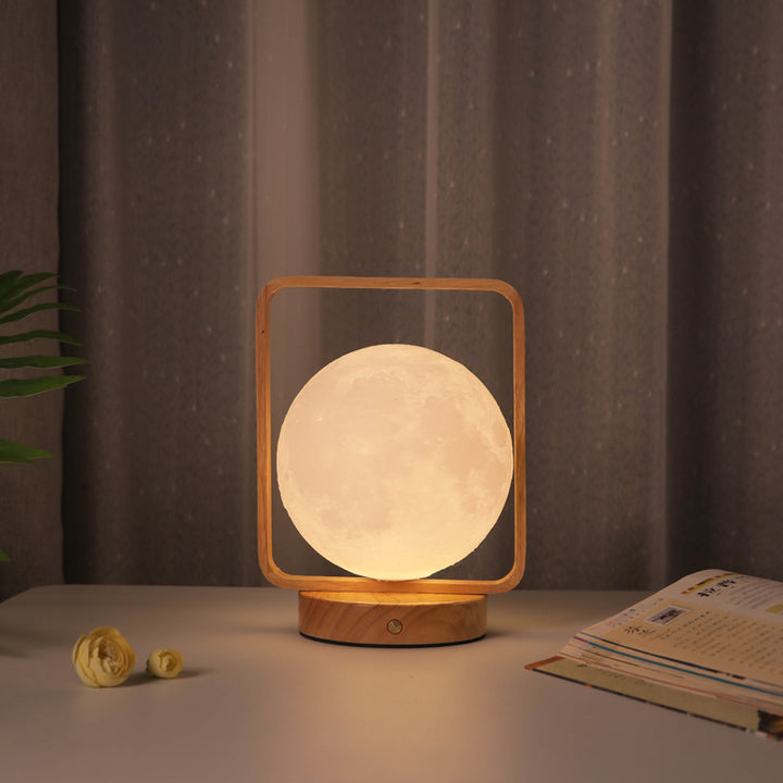 Moderne minimalistische Tischlampe aus Gummibaumholz und Eisen mit PVC-rechteckigem Rahmen und 3D-gedrucktem Mond-LED für das Schlafzimmer 