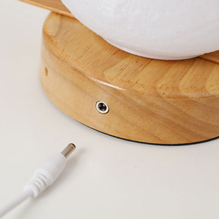 Moderne minimalistische Tischlampe aus Gummibaumholz und Eisen mit PVC-rechteckigem Rahmen und 3D-gedrucktem Mond-LED für das Schlafzimmer 