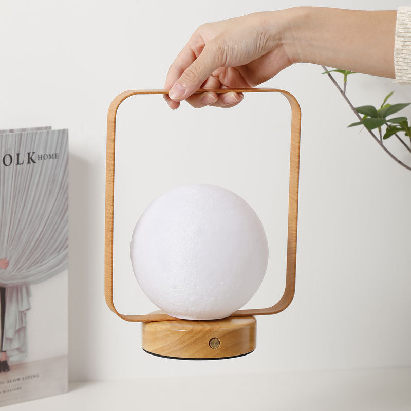 Moderne minimalistische Tischlampe aus Gummibaumholz und Eisen mit PVC-rechteckigem Rahmen und 3D-gedrucktem Mond-LED für das Schlafzimmer 