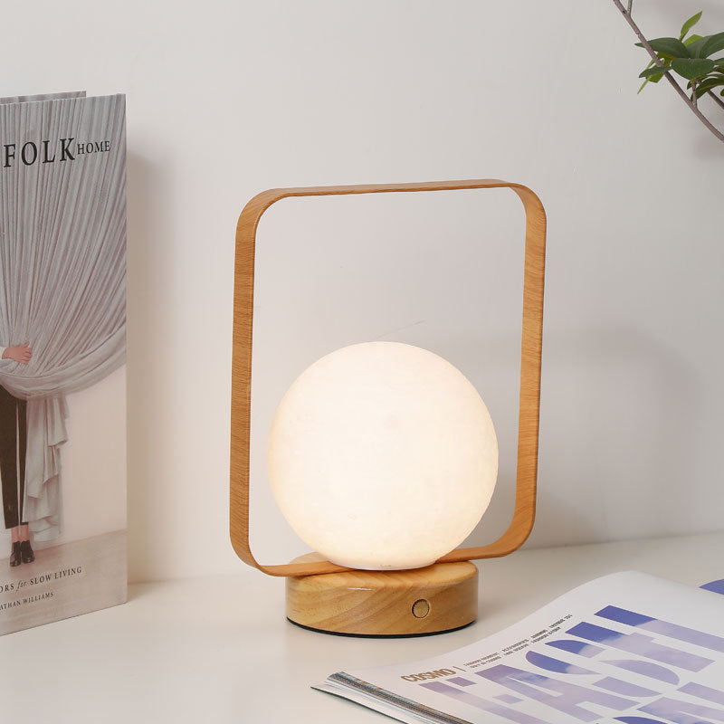 Moderne minimalistische Tischlampe aus Gummibaumholz und Eisen mit PVC-rechteckigem Rahmen und 3D-gedrucktem Mond-LED für das Schlafzimmer 
