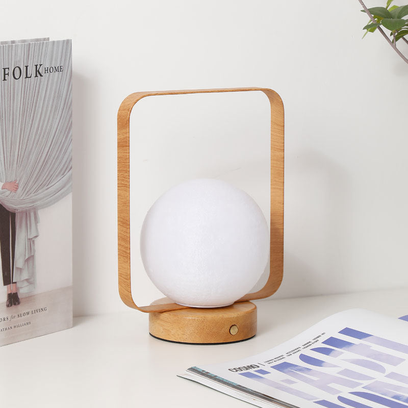 Moderne minimalistische Tischlampe aus Gummibaumholz und Eisen mit PVC-rechteckigem Rahmen und 3D-gedrucktem Mond-LED für das Schlafzimmer 