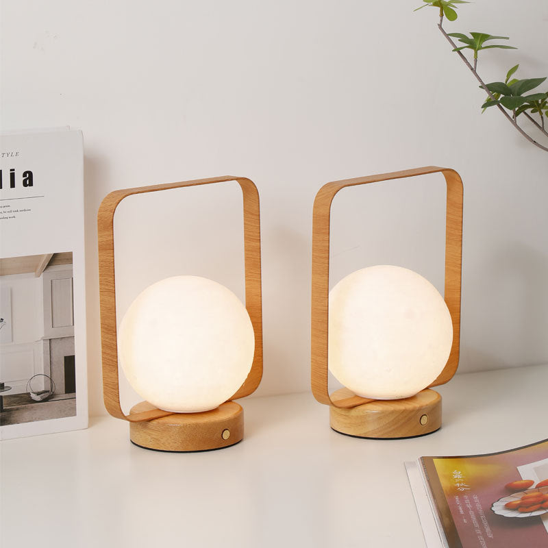 Moderne minimalistische Tischlampe aus Gummibaumholz und Eisen mit PVC-rechteckigem Rahmen und 3D-gedrucktem Mond-LED für das Schlafzimmer 