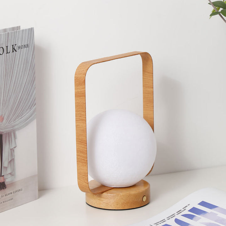 Moderne minimalistische Tischlampe aus Gummibaumholz und Eisen mit PVC-rechteckigem Rahmen und 3D-gedrucktem Mond-LED für das Schlafzimmer 