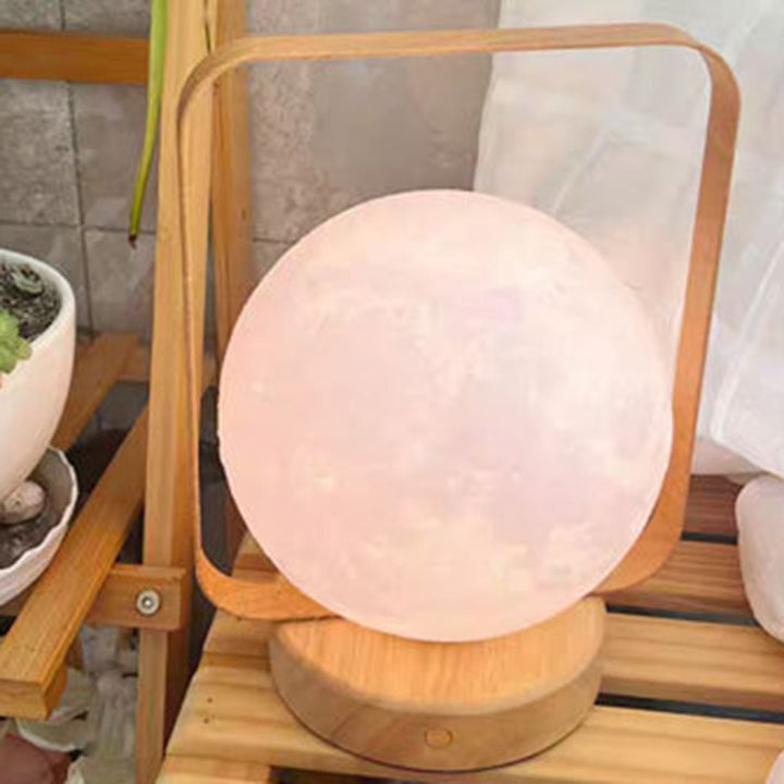 Moderne minimalistische Tischlampe aus Gummibaumholz und Eisen mit PVC-rechteckigem Rahmen und 3D-gedrucktem Mond-LED für das Schlafzimmer 