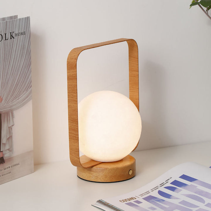 Moderne minimalistische Tischlampe aus Gummibaumholz und Eisen mit PVC-rechteckigem Rahmen und 3D-gedrucktem Mond-LED für das Schlafzimmer 