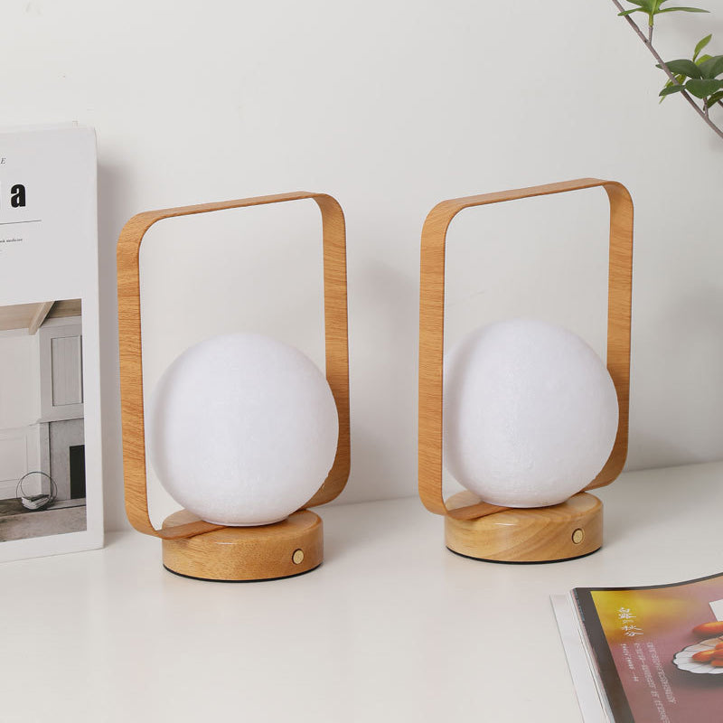 Moderne minimalistische Tischlampe aus Gummibaumholz und Eisen mit PVC-rechteckigem Rahmen und 3D-gedrucktem Mond-LED für das Schlafzimmer 