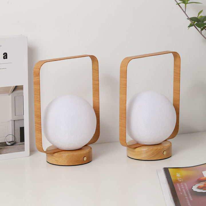 Moderne minimalistische Tischlampe aus Gummibaumholz und Eisen mit PVC-rechteckigem Rahmen und 3D-gedrucktem Mond-LED für das Schlafzimmer 