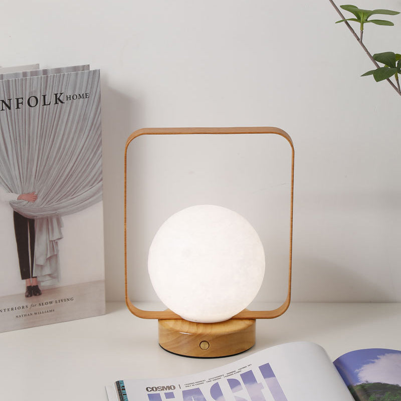 Moderne minimalistische Tischlampe aus Gummibaumholz und Eisen mit PVC-rechteckigem Rahmen und 3D-gedrucktem Mond-LED für das Schlafzimmer 