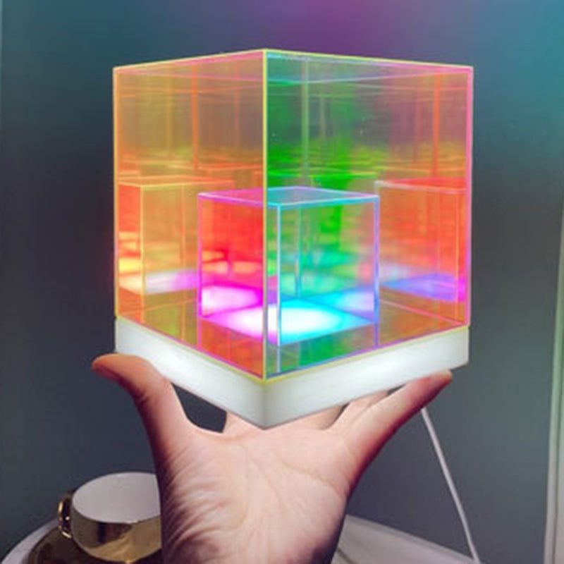 Zeitgenössische kreative Acryl-Multicolor-Diamant-Würfel-Pyramide LED Nachtlicht Tischlampe für Schlafzimmer 