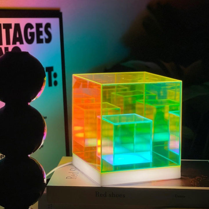 Zeitgenössische kreative Acryl-Multicolor-Diamant-Würfel-Pyramide LED Nachtlicht Tischlampe für Schlafzimmer 