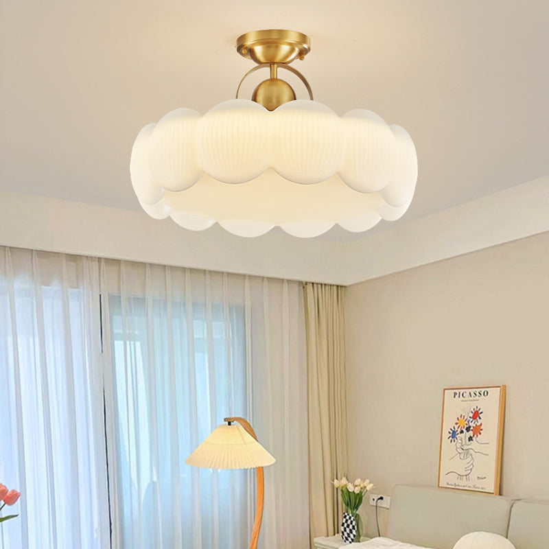 Lumière semi-encastrée LED florale ronde crémeuse en cuivre inoxydable acrylique de style moderne du milieu du siècle pour salon 