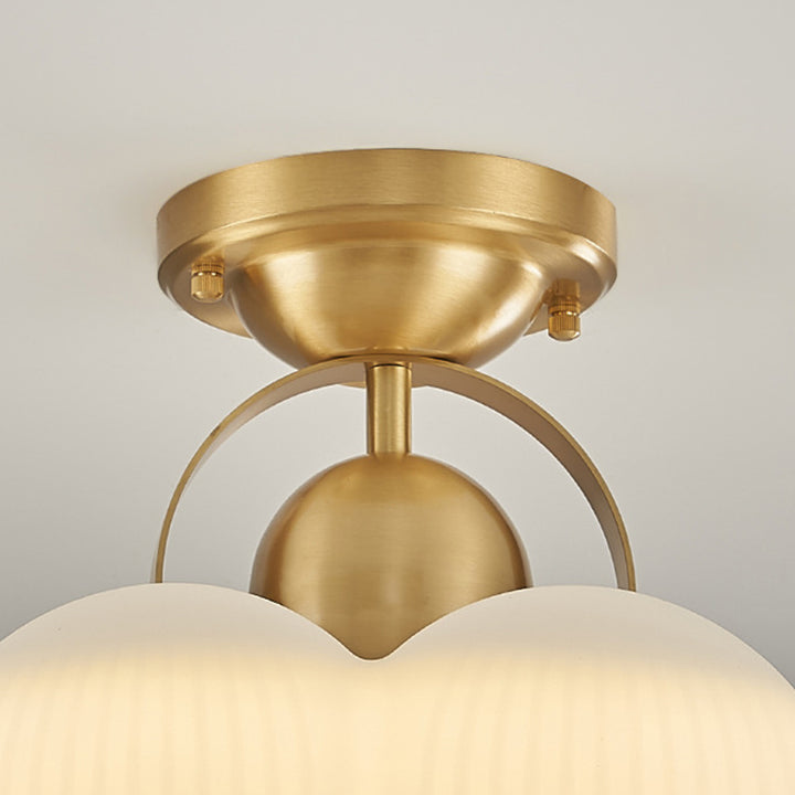 Lumière semi-encastrée LED florale ronde crémeuse en cuivre inoxydable acrylique de style moderne du milieu du siècle pour salon 