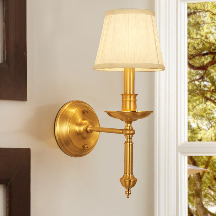 Traditionelle französische Messing- & Stoff-Rundschirm-Wandleuchte mit 1 Licht für das Wohnzimmer 