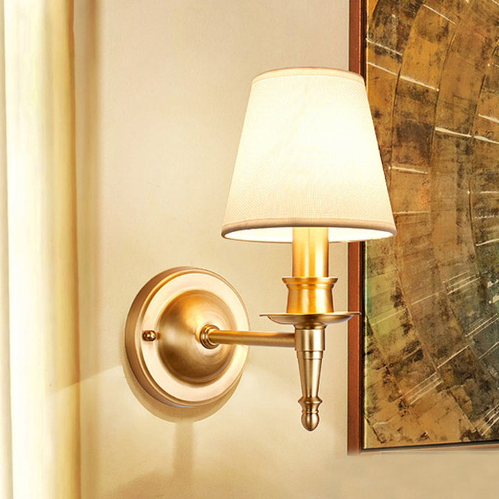 Traditionelle französische Messing- & Stoff-Rundschirm-Wandleuchte mit 1 Licht für das Wohnzimmer 