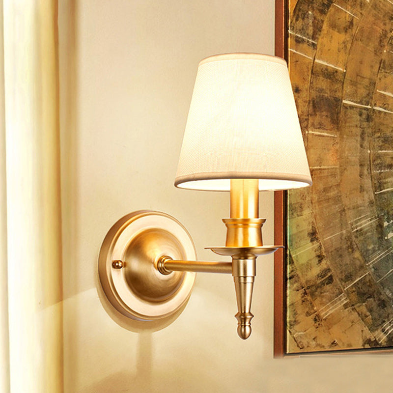 Applique murale 1 lumière avec abat-jour rond en laiton et tissu traditionnel français pour salon 