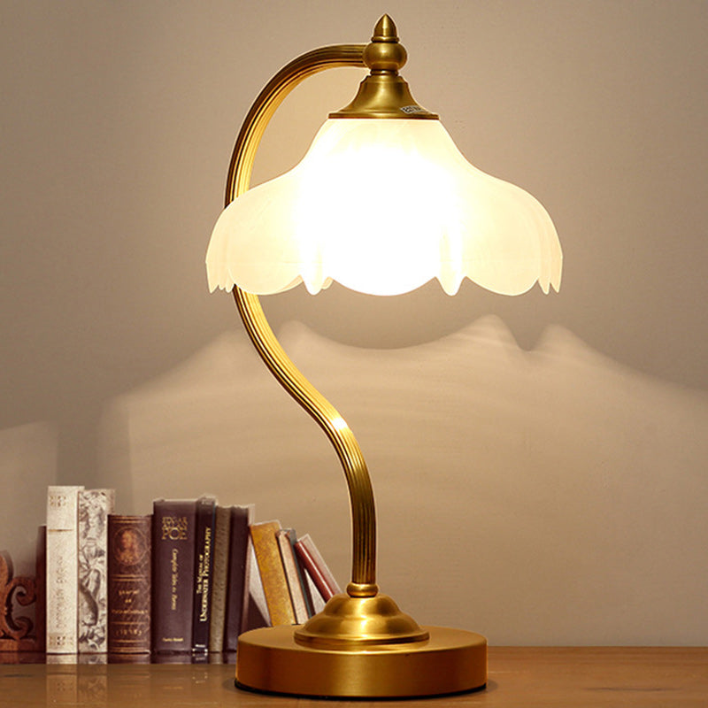 Traditionelle Europäische Tischlampe mit Messing-Glas-Blumenschirm und rundem Sockel, 1-Licht für das Schlafzimmer 